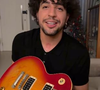 Rafa Kalimann realiza sonho de Nattanzinho e presenteia namorado com guitarra autografada por Djavan no Natal