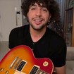 Tá sério! Rafa Kalimann realiza sonho de Nattanzinho e presenteia namorado com guitarra autografada por Djavan no Natal