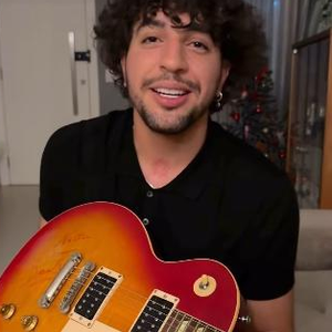 Rafa Kalimann realiza sonho de Nattanzinho e presenteia namorado com guitarra autografada por Djavan no Natal