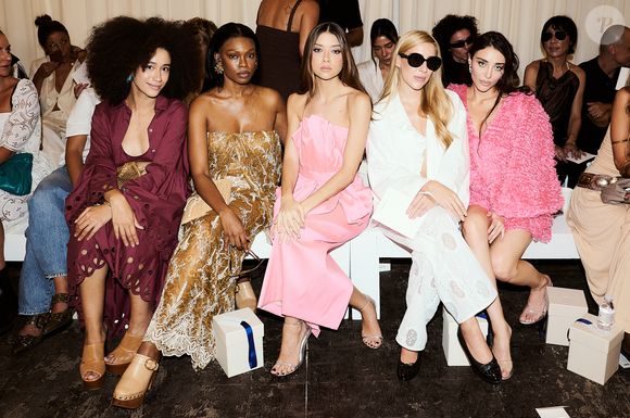 Convidadas do desfile Paula Raia contam truques de beleza ao Purepeople