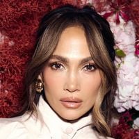 Jennifer Lopez, aos 57 anos hoje: 'Descobri que, para mim, dormir é o segredo de beleza mais subestimado que existe. Às vezes acordo e digo: “Uau! Meu rosto acabou de rejuvenescer 10 anos!”’