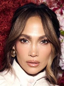 Jennifer Lopez, aos 57 anos hoje: 'Descobri que, para mim, dormir é o segredo de beleza mais subestimado que existe. Às vezes acordo e digo: “Uau! Meu rosto acabou de rejuvenescer 10 anos!”’