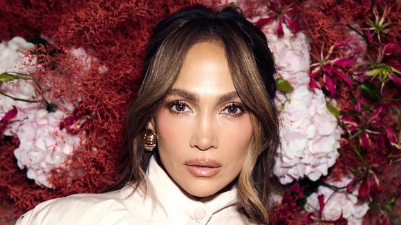 Jennifer Lopez, aos 57 anos hoje: 'Descobri que, para mim, dormir é o segredo de beleza mais subestimado que existe. Às vezes acordo e digo: “Uau! Meu rosto acabou de rejuvenescer 10 anos!”’