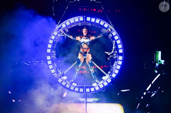 Katy Perry fechou o The Town 2025 no último domingo (14) com uma performance eletrizante