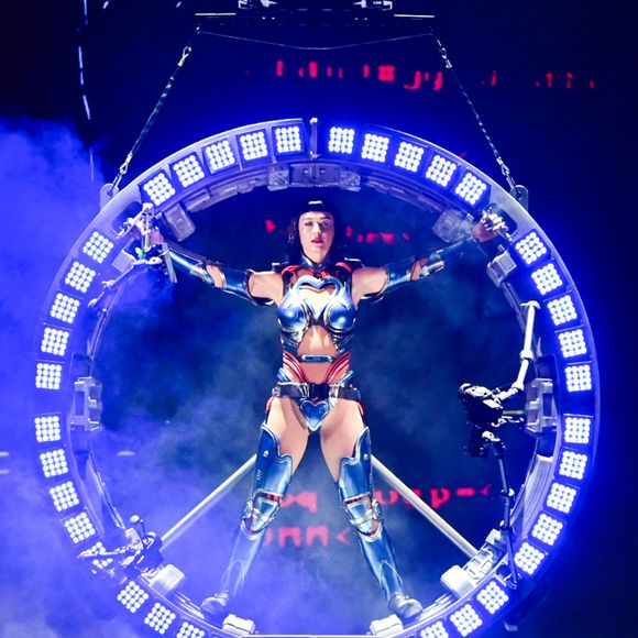 Katy Perry fechou o The Town 2025 no último domingo (14) com uma performance eletrizante