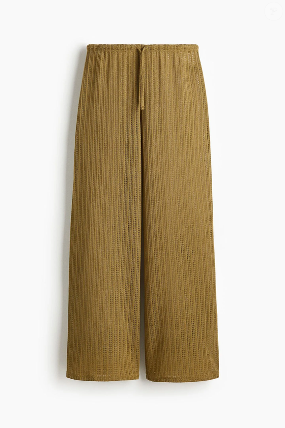Com pernas amplas e cintura ajustável, a peça verde-azeitona é ideal para criar produções minimalistas e elegantes sem esforço. Até a publicação desta matéria, o valor era de R$ 169,90 no site da H&M