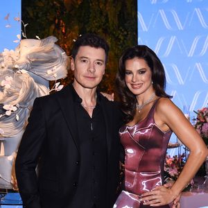 Rodrigo Faro e Vera Viel posaram juntinhos no aniversário de 50 anos da modelo