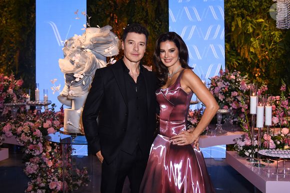 Rodrigo Faro e Vera Viel posaram juntinhos no aniversário de 50 anos da modelo