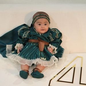 A pequena posa ao lado do número 4, celebrando seu quarto mês de vida