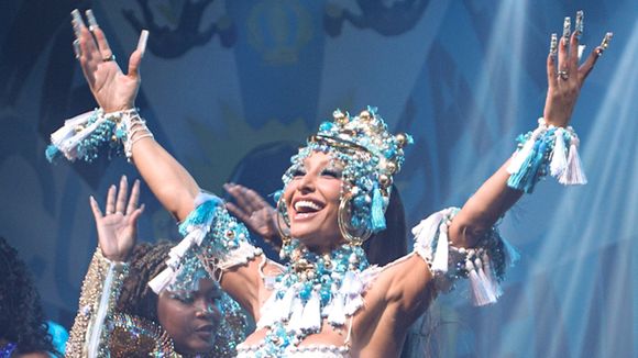 Rainha demais! Sabrina Sato brilha em look ousado, recortado e com pedrarias para noite de pré-carnaval 2026 da Vila Isabel. Fotos!