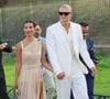 O estilo de Erling Haaland ao lado da esposa Isabel Haugseng Johansen nas férias ganhou destaque com uma sandália preta de couro, modelo versátil que prova que conforto e sofisticação podem caminhar juntos e que pode ser usado até com terno de linho