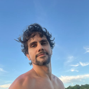 Ciro Sales é um ator e produtor de 39 anos.