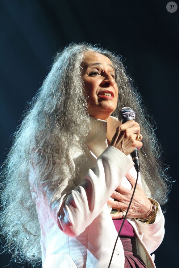 Maria Bethânia segue em turnê pelos 60 anos de carreira