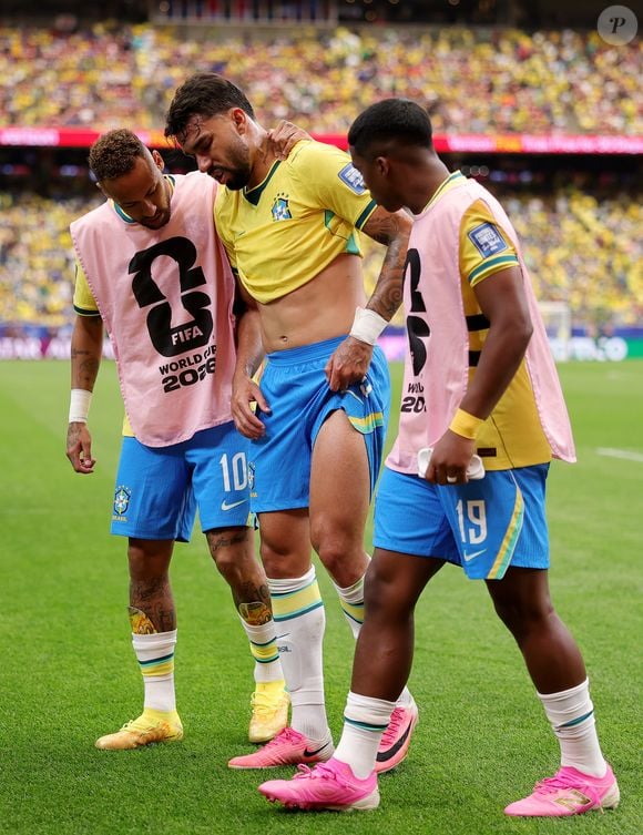 As imagens de Lucas Paquetá deixando o campo escorado por Neymar emocionaram os torcedores. Após exames, foi confirmada uma lesão na coxa esquerda, e o jogador está fora das oitavas de final da Copa do Mundo