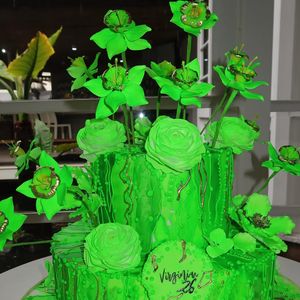 Virgínia Fonseca escolheu um bolo verde muito chamativo com algumas flores monocromáticas
