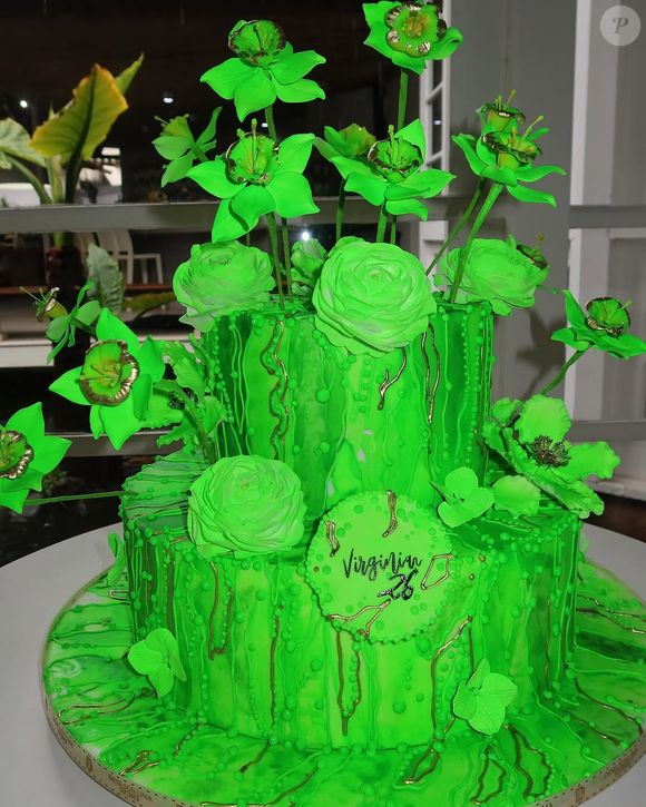 Virgínia Fonseca escolheu um bolo verde muito chamativo com algumas flores monocromáticas