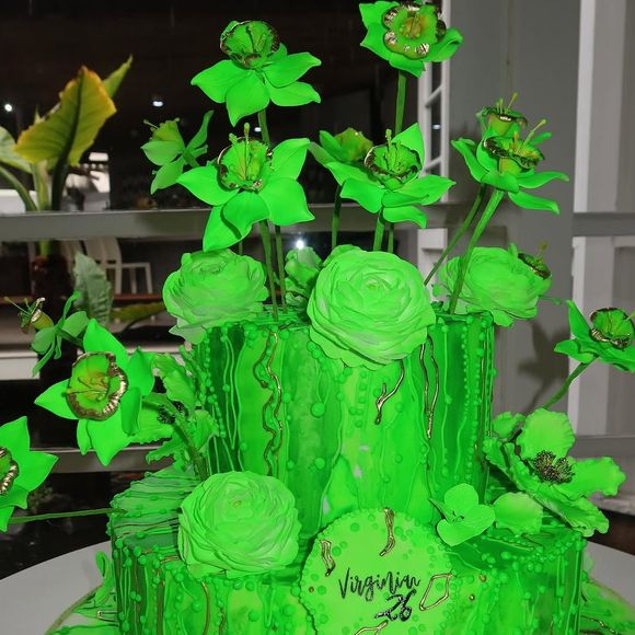 Virgínia Fonseca escolheu um bolo verde muito chamativo com algumas flores monocromáticas