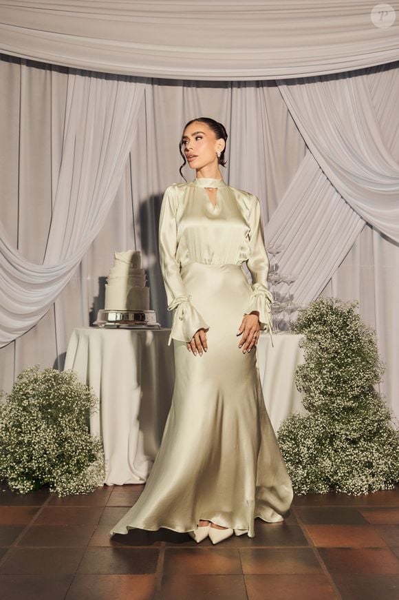 “Um dos pontos altos para mim é o vestido que vou usar, criado e costurado pela minha mãe. Como sou apaixonada por moda, desenhei o modelo pensando nesse momento, e ter minha mãe envolvida na confecção tornou tudo ainda mais inesquecível.”