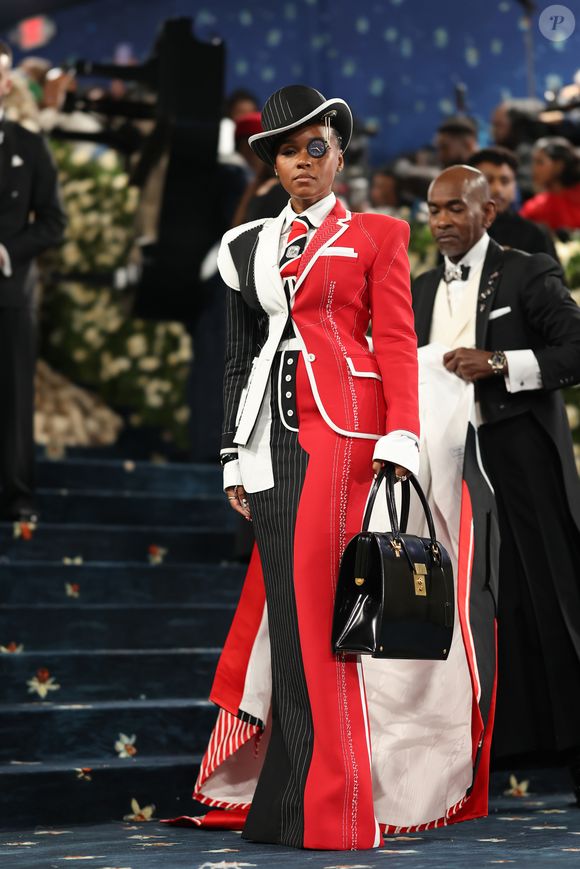 A cantora Janelle Monáe usou dois looks revelados em camadas, assinados por Thom Browne