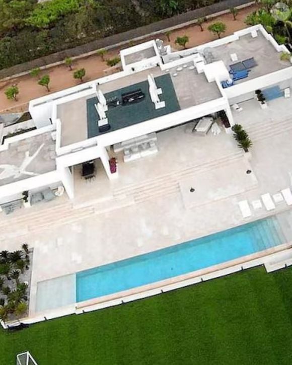 Mansão de Messi tem uma piscina de 92 metros quadrados e custou cerca de 11 milhões de euros (R$ 65,9 milhões na cotação atual)