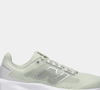New Balance 413 V3 Feminino aposta em cabedal de mesh, entressola com tecnologia EVA Ground Contact, palmilha macia e solado de borracha reforçada para acompanhar caminhadas e treinos