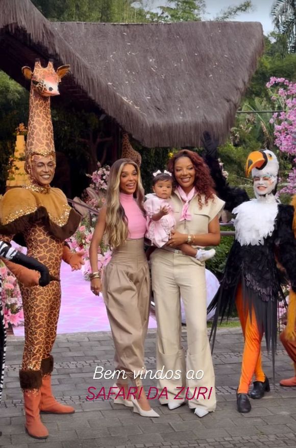 Ludmilla e Brunna Gonçalves posaram com os personagens vivos da festa da filha