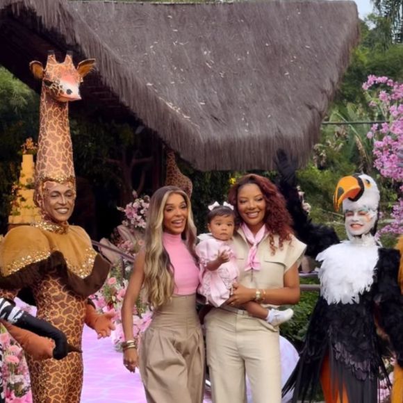 Ludmilla e Brunna Gonçalves posaram com os personagens vivos da festa da filha