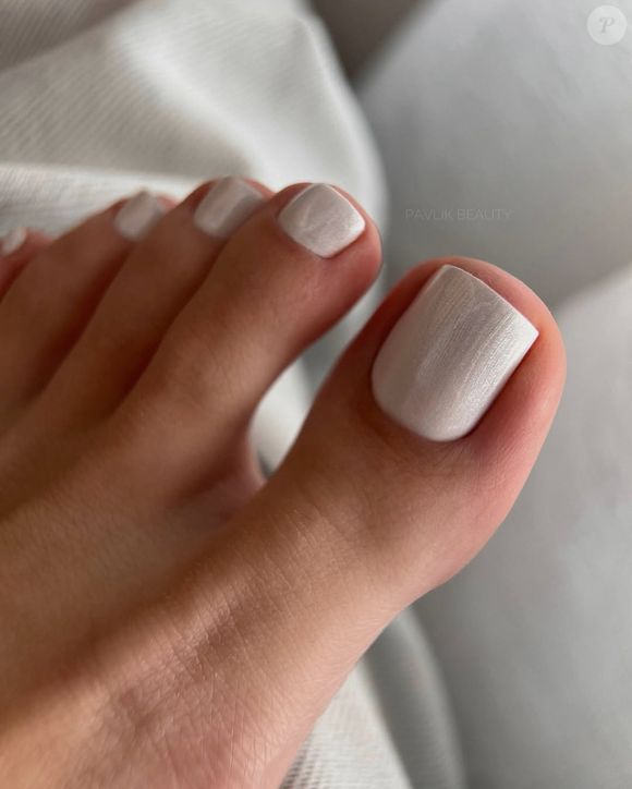 Pedicure na cor branco perolado para o Natal 2025