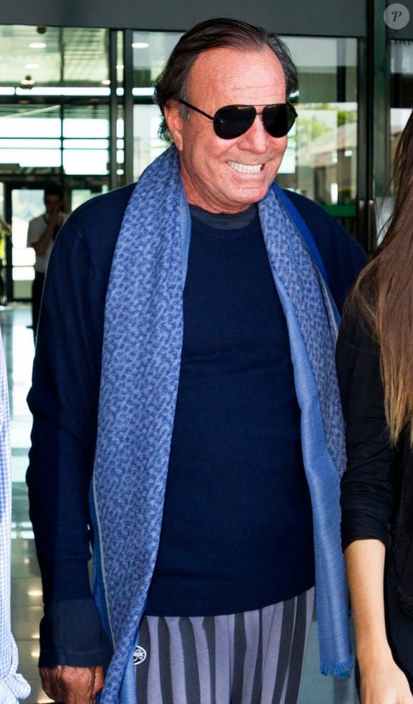 Julio Iglesias acusado de violência sexual: os abusos teriam ocorrido em 2021. As jovens, de pouco mais de 20 anos, eram estrangeiras e dependiam financeiramente do emprego