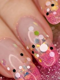 Unhas para o Carnaval 2026: + de 20 fotos com 5 apostas certeiras para quem quer brilhar na folia