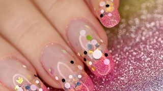 Unhas para o Carnaval 2026: + de 20 fotos com 5 apostas certeiras para quem quer brilhar na folia