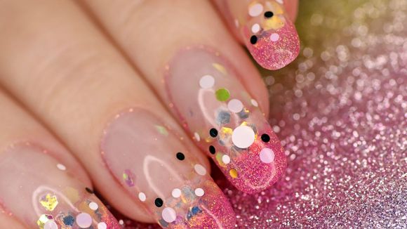 Unhas para o Carnaval 2026: + de 20 fotos com 5 apostas certeiras para quem quer brilhar na folia