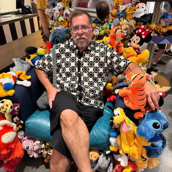 Leandro Hassum adotou a barba grisalha e, por vezes, a deixa bem volumosa