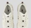 O New Balance 530 tem estética que remete aos modelos de corrida do início dos anos 2000