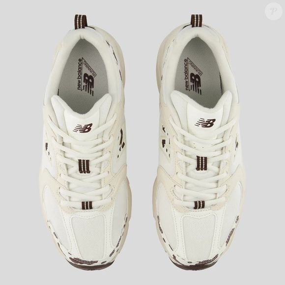 O New Balance 530 tem estética que remete aos modelos de corrida do início dos anos 2000