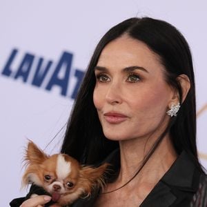 Rosto de Demi Moore mais jovem gerou comentários de que ela pudesse ter feito procedimentos estéticos