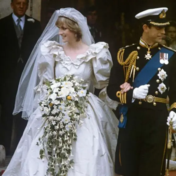 Princesa Diana escolheu usar uma tiara da sua família ao invés de uma joia da Família Real, uma atitude bastante transgressora para a época