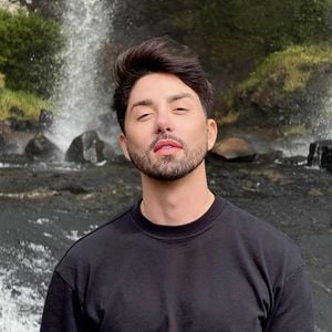 Rico Melquíades é mais um famoso adepto da harmonização peniana, procedimento estético que promete aumentar o tamanho e a circunferência do órgão genital