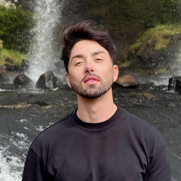 Rico Melquíades é mais um famoso adepto da harmonização peniana, procedimento estético que promete aumentar o tamanho e a circunferência do órgão genital