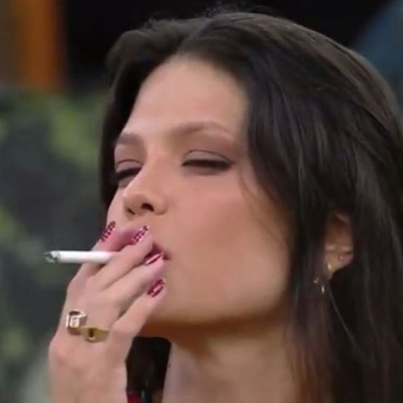 'BBB 25': Vitória Strada disse: 'Aí aqui dentro tive que pedir cigarro', pontuou a atriz.