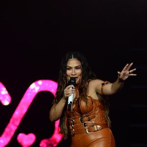 'É um maquiador que deixa a cara mais bonita, não sai um fio do cabelo de tanto laquê que tem aqui", declarou.