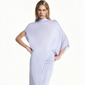 Encontramos modelo semelhante da marca TIG: Blusa Kaftan Assimétrica Malha Lavanda por R$ 790,00 ou 3x de R$ 263,33