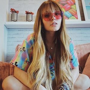 Também na adolescência, Larissa Manoela apostou em um cabelão com luzes, uma franja (essa ela ama!) e fotos que faziam toda menina querer ser como ela