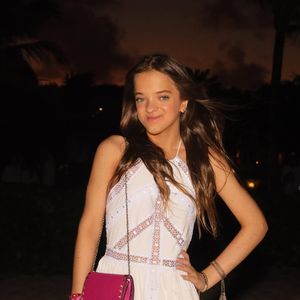 Rafaella Justus já usou vestido branco soltinho com saia esvoaçante.