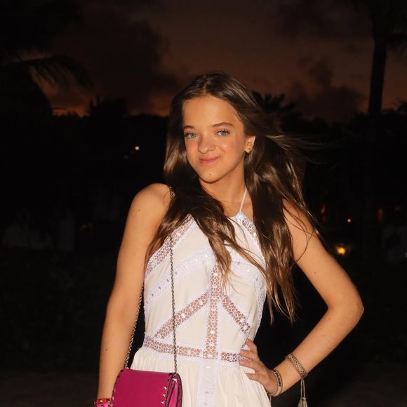 Rafaella Justus já usou vestido branco soltinho com saia esvoaçante.
