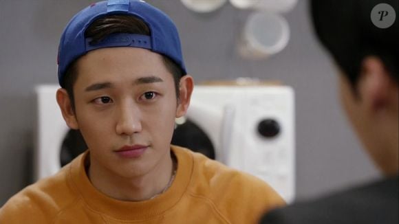 Em 'Blood', Jung Hae-in interpreta Joo Hyun-woo, um nerd amigo do protagonista Park Ji-sang, um cirurgião talentoso que é um vampiro