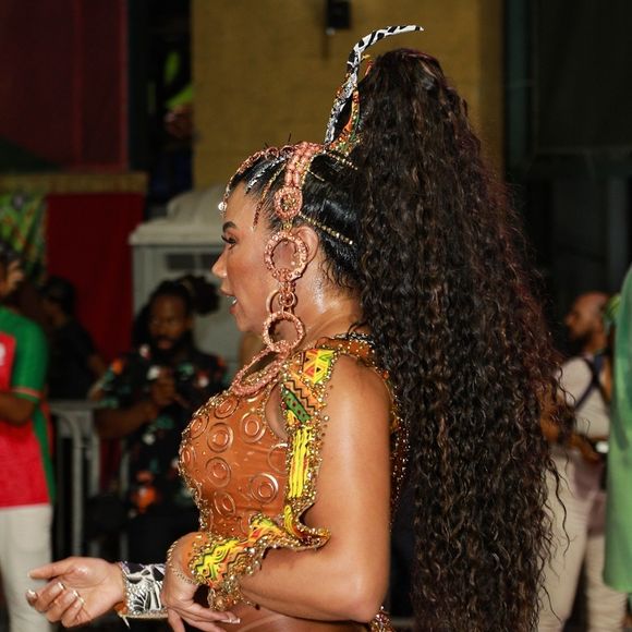 Rainha de Bateria da Mangueira, Evelyn Bastos é historiadora e professora de Educação Física.