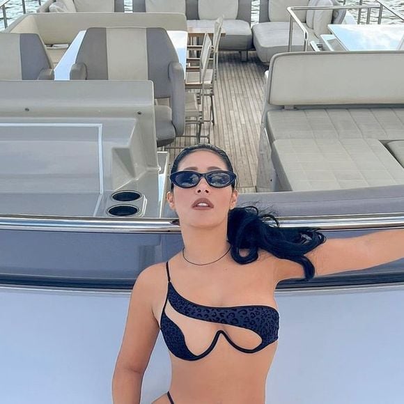 Simaria é conhecida pelos modelos ousados de lingerie e biquíni
