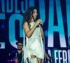 Paula Fernandes aposta em vestido branco com franjas, cristais e recortes para show na Festa do Peão de Barretos