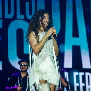 Paula Fernandes aposta em vestido branco com franjas, cristais e recortes para show na Festa do Peão de Barretos